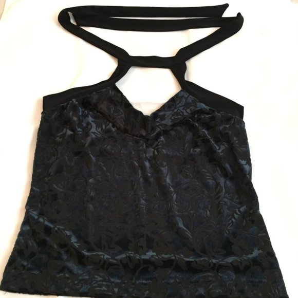 Suzanne's Halter Top - Picture 2 of 7